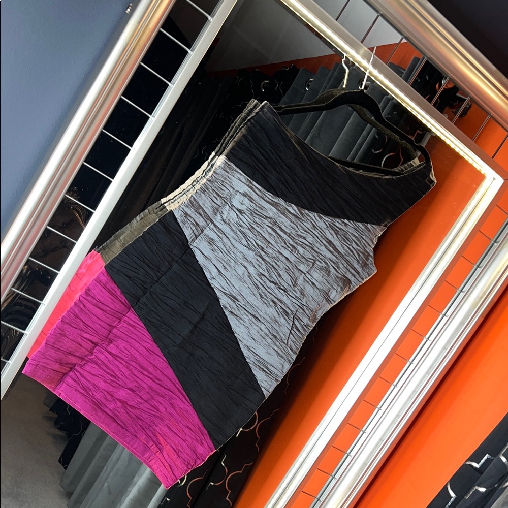 🌸 Vishes Vishes Vishes Color-Block Pleated Statement Dress
- Black Gray Fuchsia